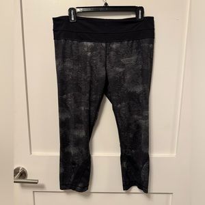 Lululemon Cropped Grey Patterned Leggings Size 10